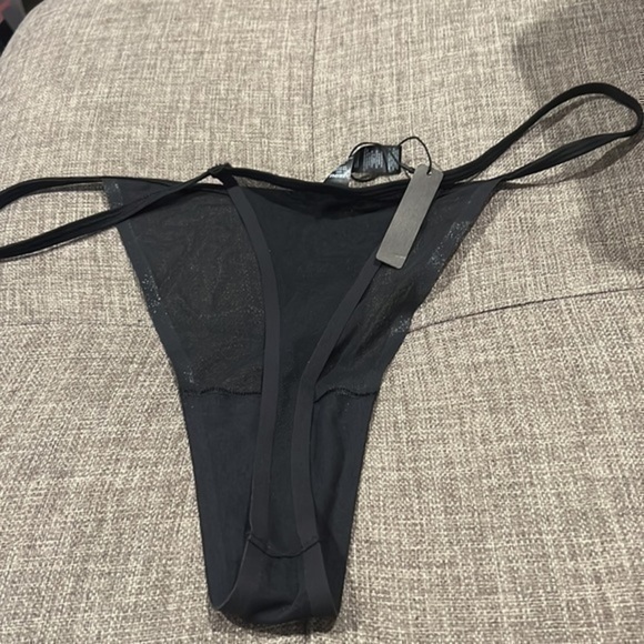 Skims Summer Mesh String Thong - Picture 3 of 3